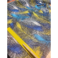 Delikatna tkanina szyfon - wzór w niebieskie i żółte pióra